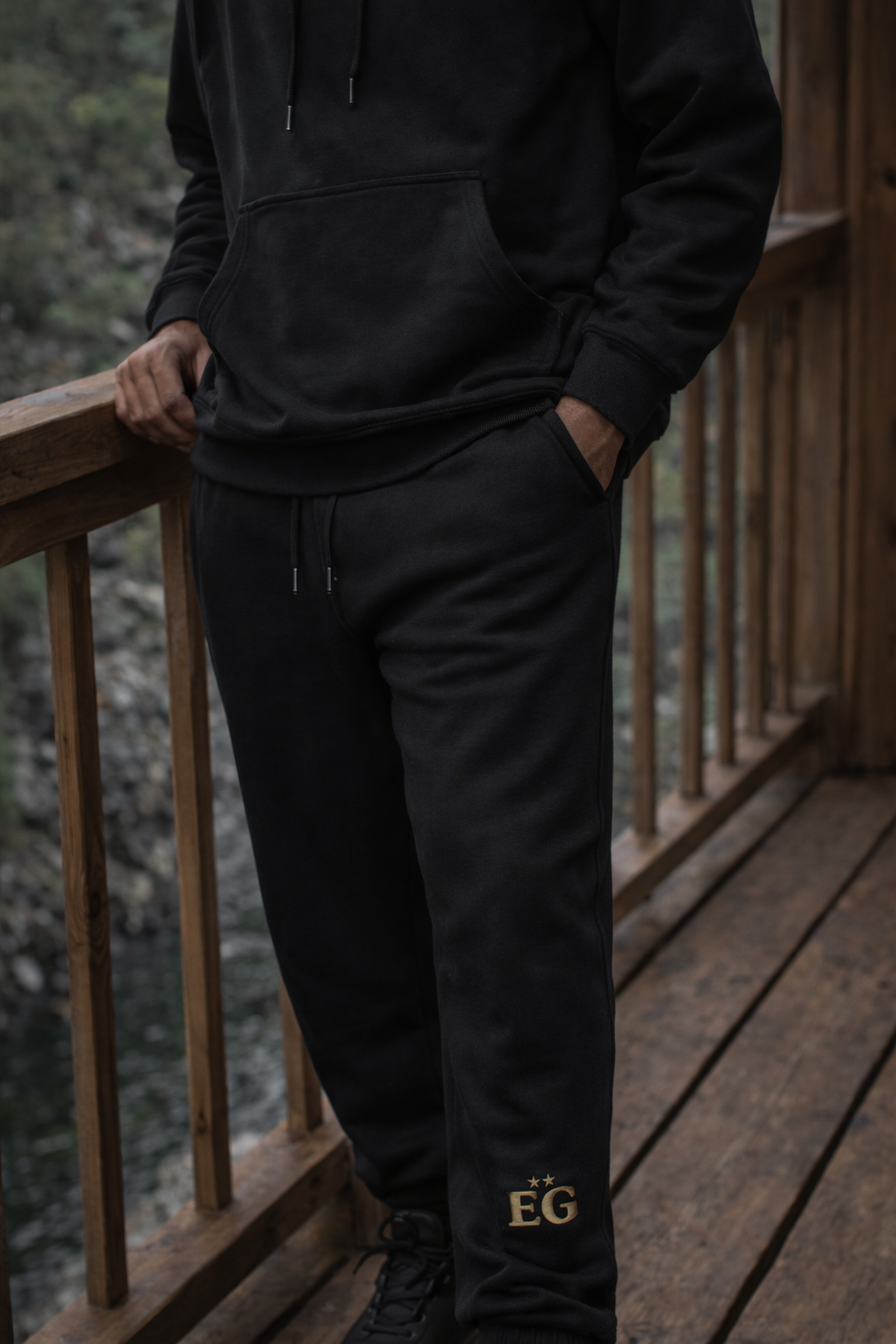 Die schwarzen Urban-Sweatpants mit Panthermotiv